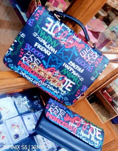 Sac à main avec motif graffiti