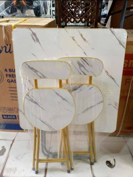 Table pliante avec chaises