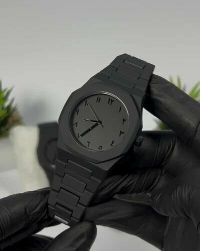 Montre noire chiffres arabes