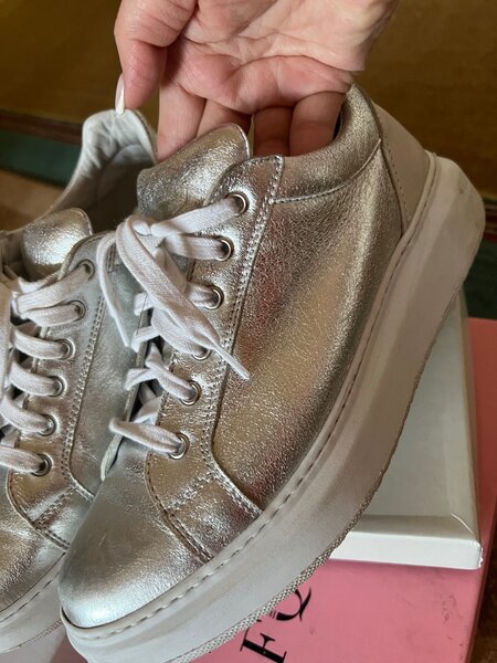 Кожа! И снаружи и внутри! В отличном состоянии! Цена символи