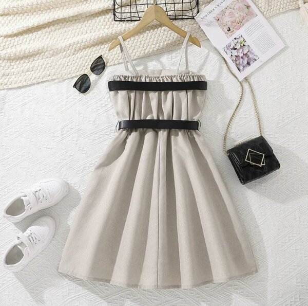 Robe enfant beige élégante