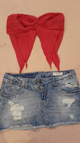 Top bandeau rouge chic et jupe