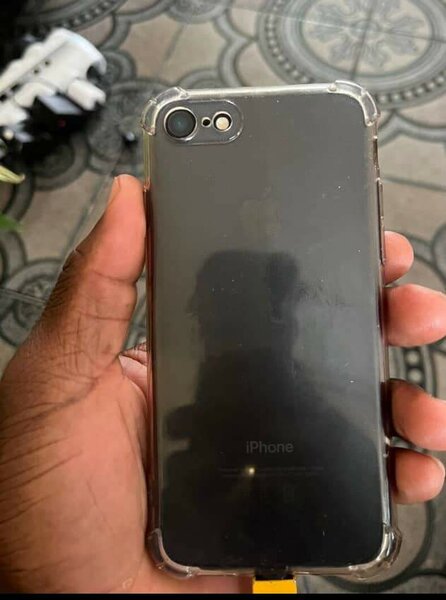 iPhone SE avec coque transparente