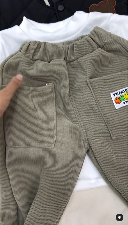 Тройка  Куртка в черном цвете Водолазка флисовая Джинсы ткань вельвет , цвет хаки