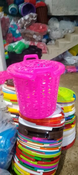 Panier à linge en plastique rose