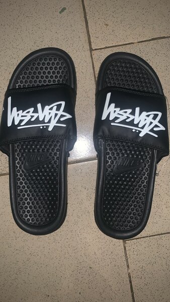 Claquettes noires confortables