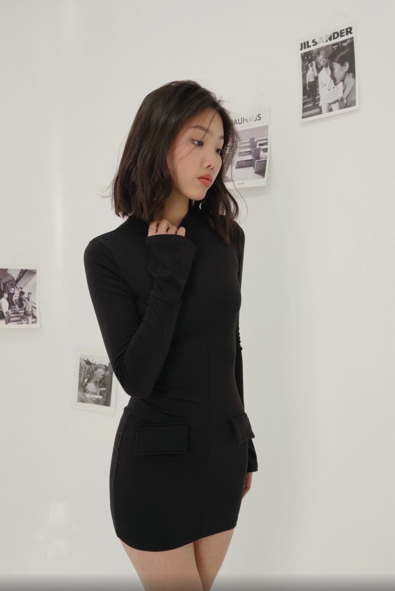 Платье с выделяющимися карманами и рукавами