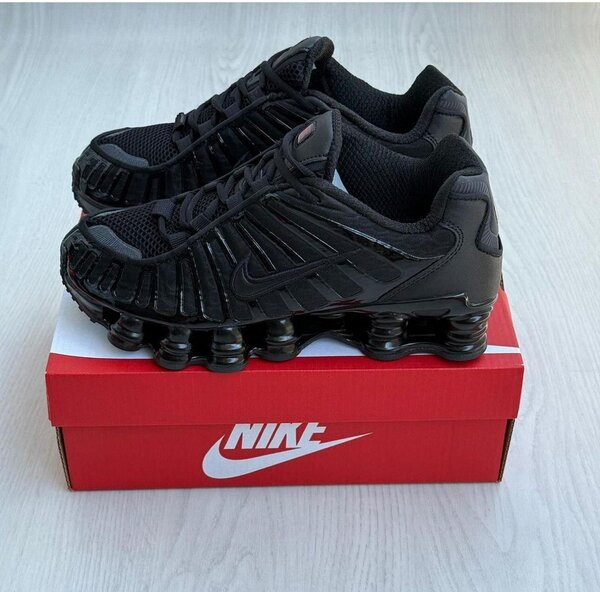 Nike Shox sneakers modernes