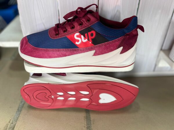 Sneakers modernes rouge et bleu