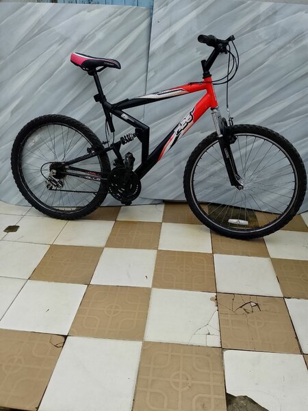 VTT tout-terrain rouge