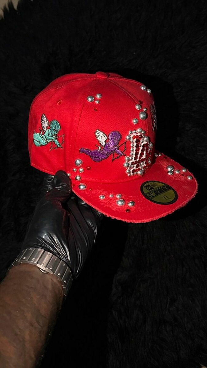 Casquette rouge ornée de perles