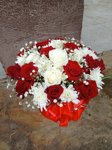Bouquet de roses rouges et blanches