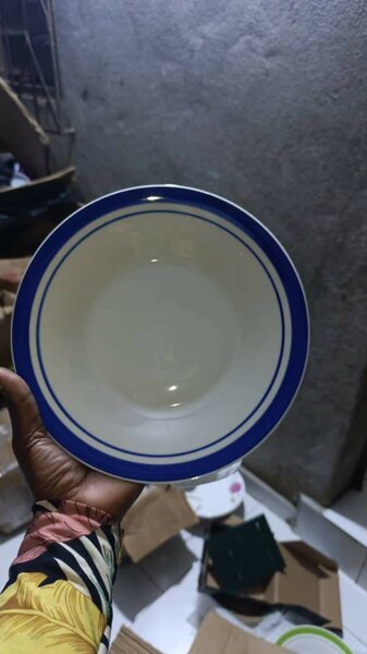 Assiettes en céramique colorée