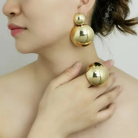 Boucles d'oreilles et bague C