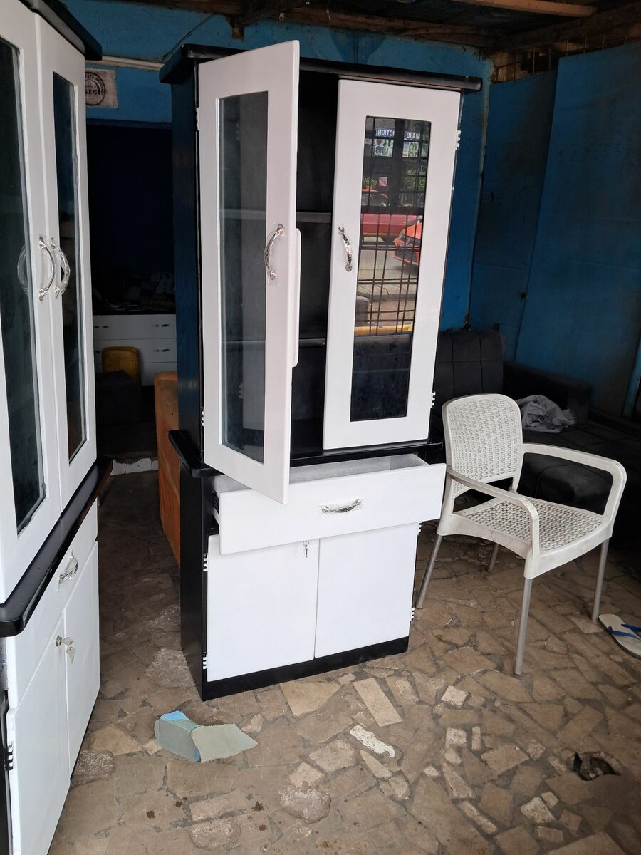 Argentier 2 portes disponibles