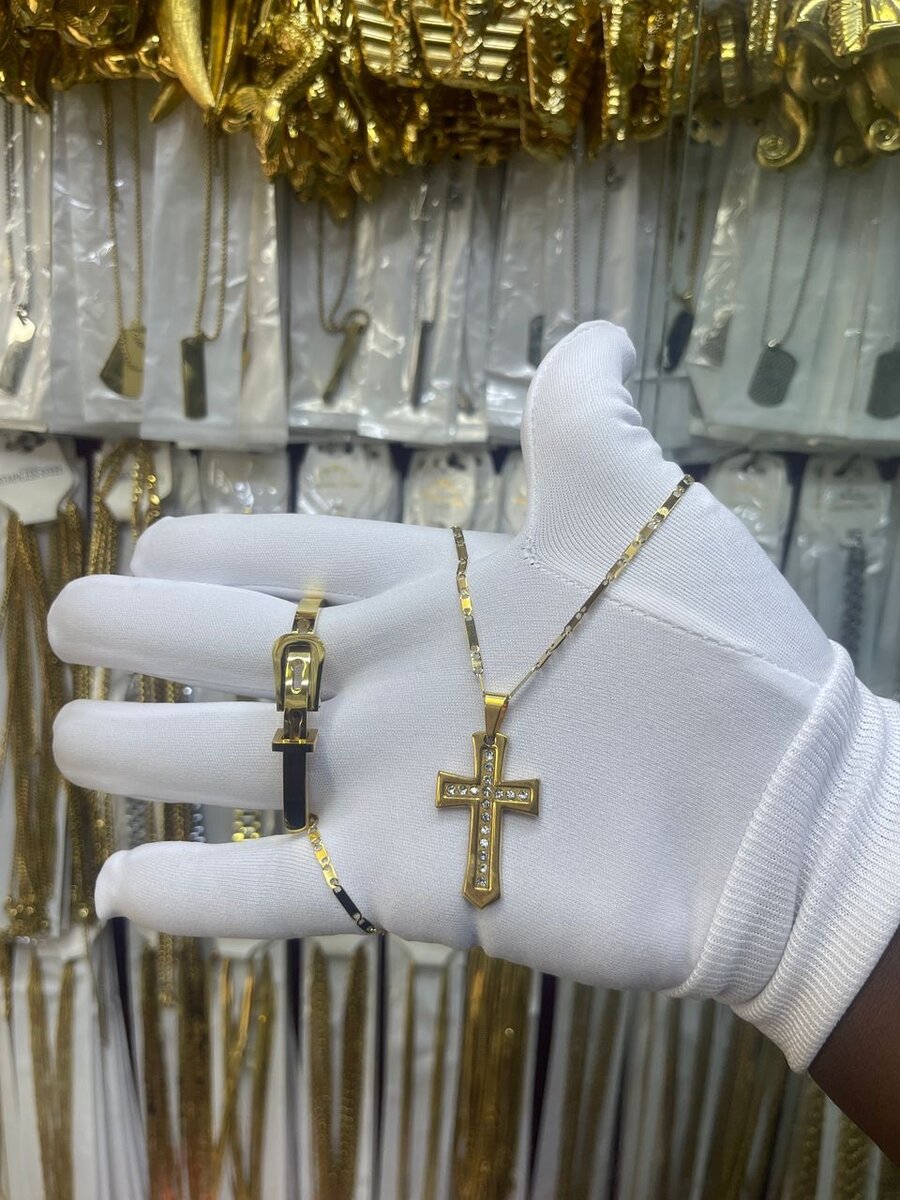 Collier en or avec croix élégante