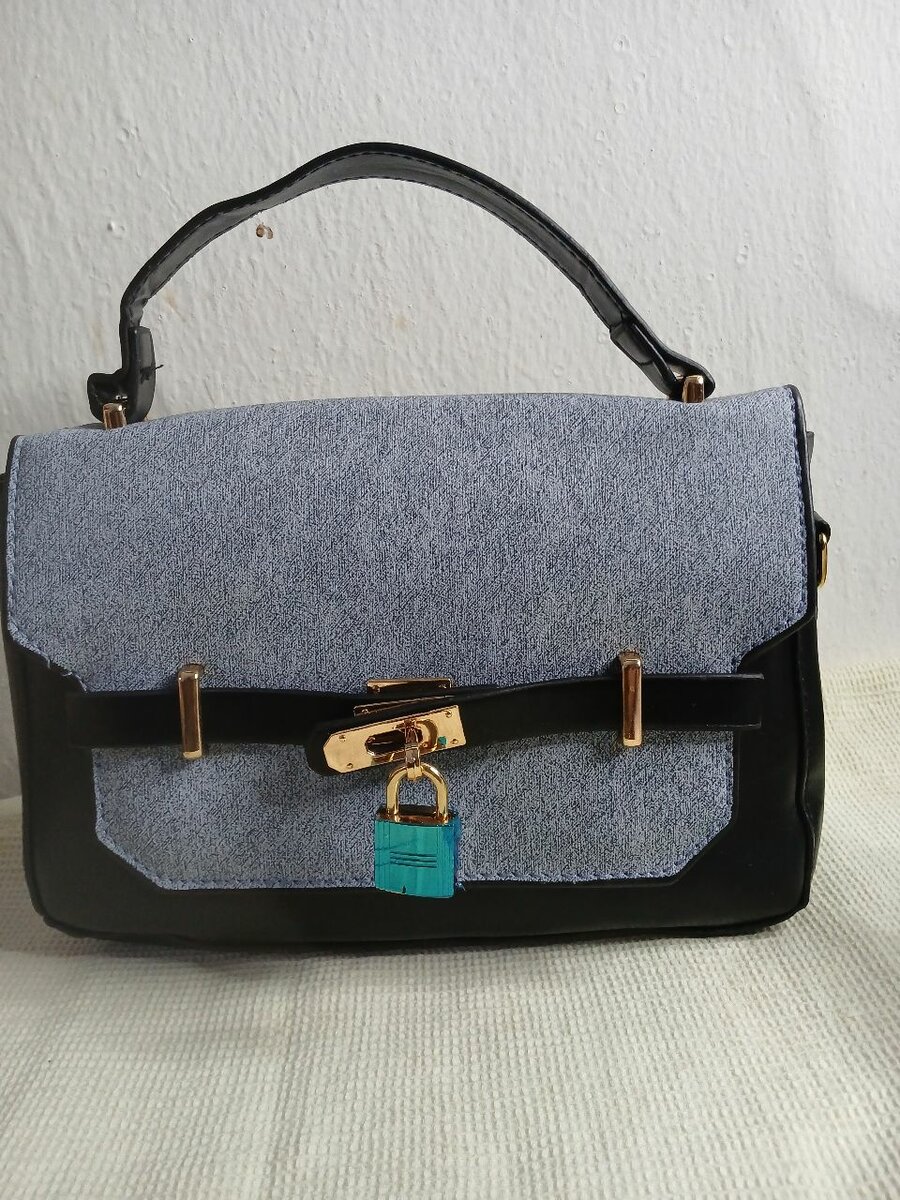 Sac à main gris et noir avec cadenas doré