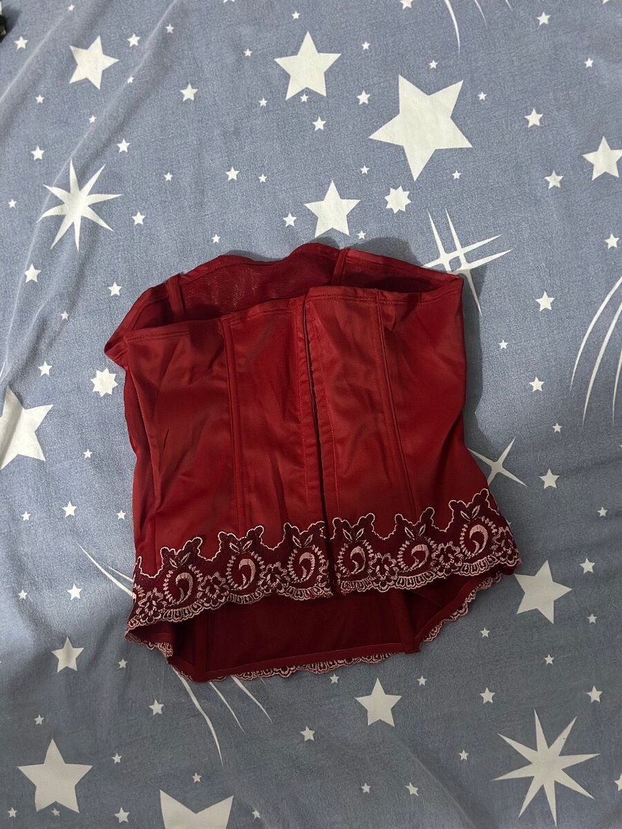 Corset noir et rouge