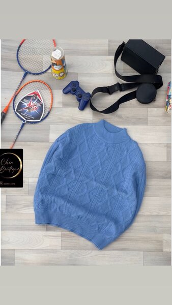 Pull bleu col montant