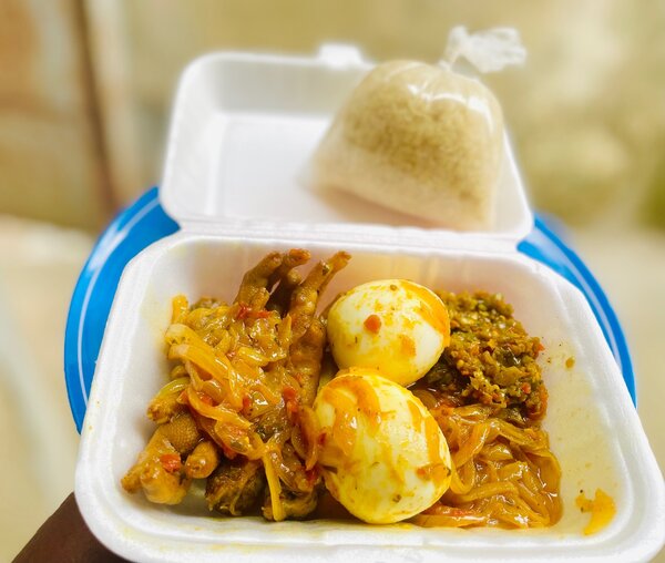 Pattes de poulet œuf attiéké