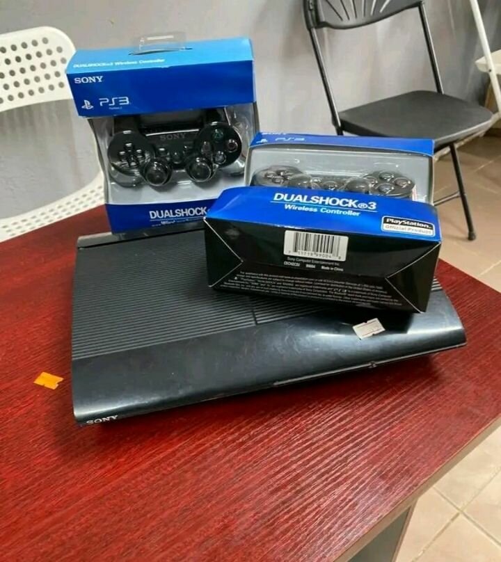 Console Sony PlayStation 3 avec manette DualShock 3