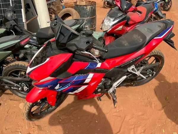 Moto Honda sportive rouge