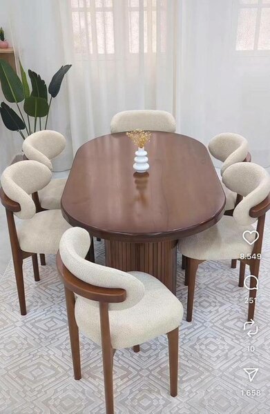 Table à manger en bois avec chaises