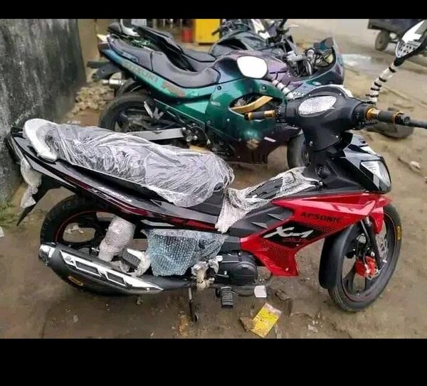 Moto RS100 rouge et noir