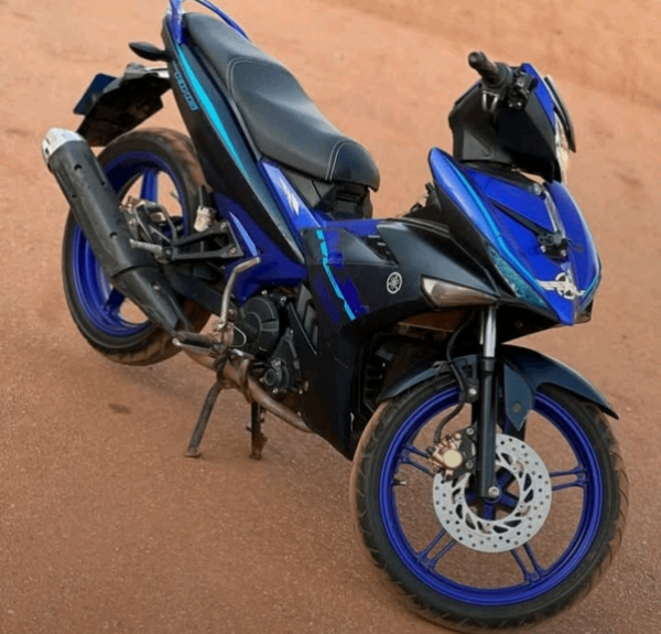 Moto sportive Yamaha bleue