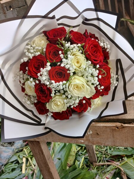 Bouquet fleurs rouges et blanches