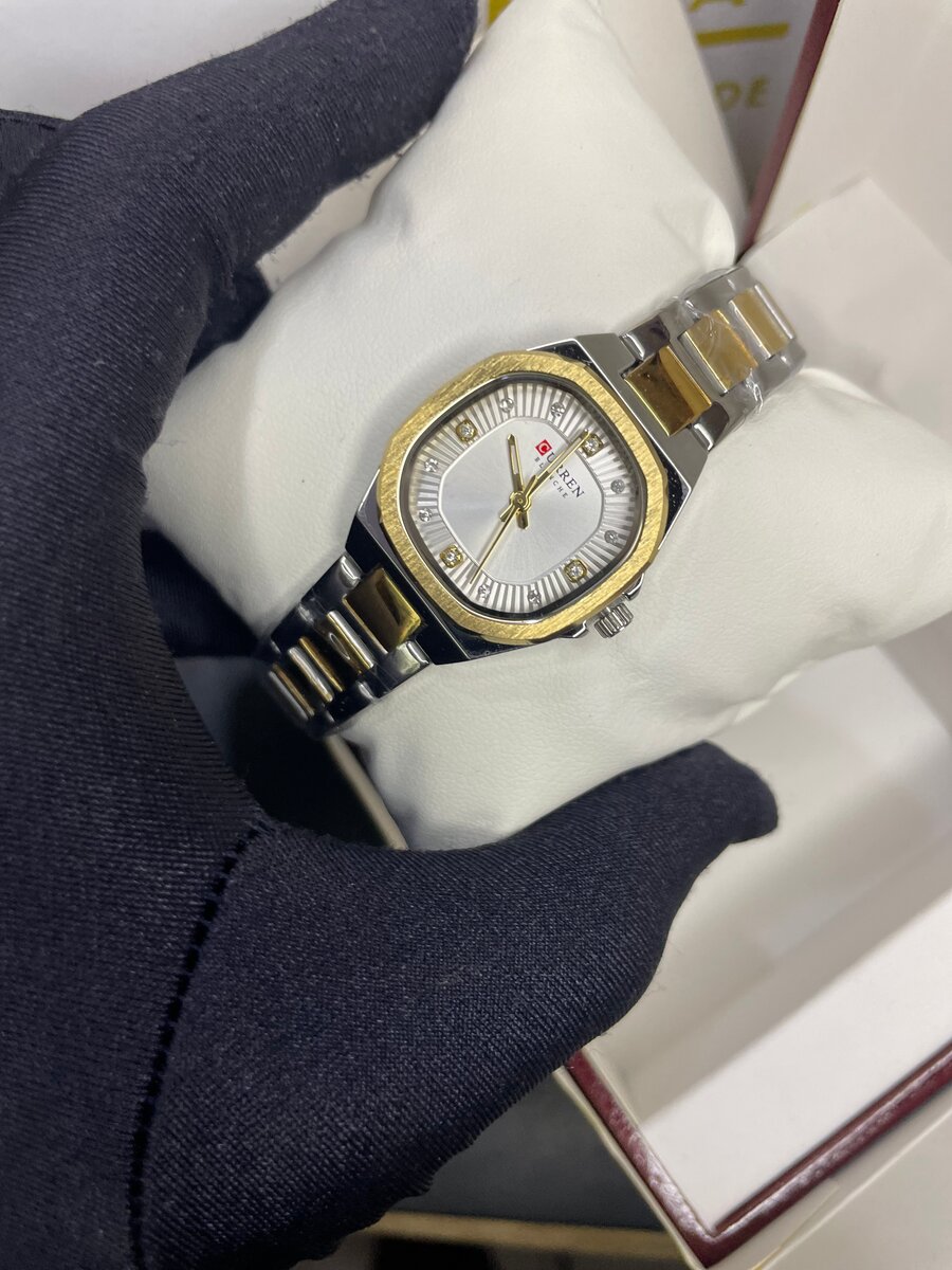 Montre élégante bicolore