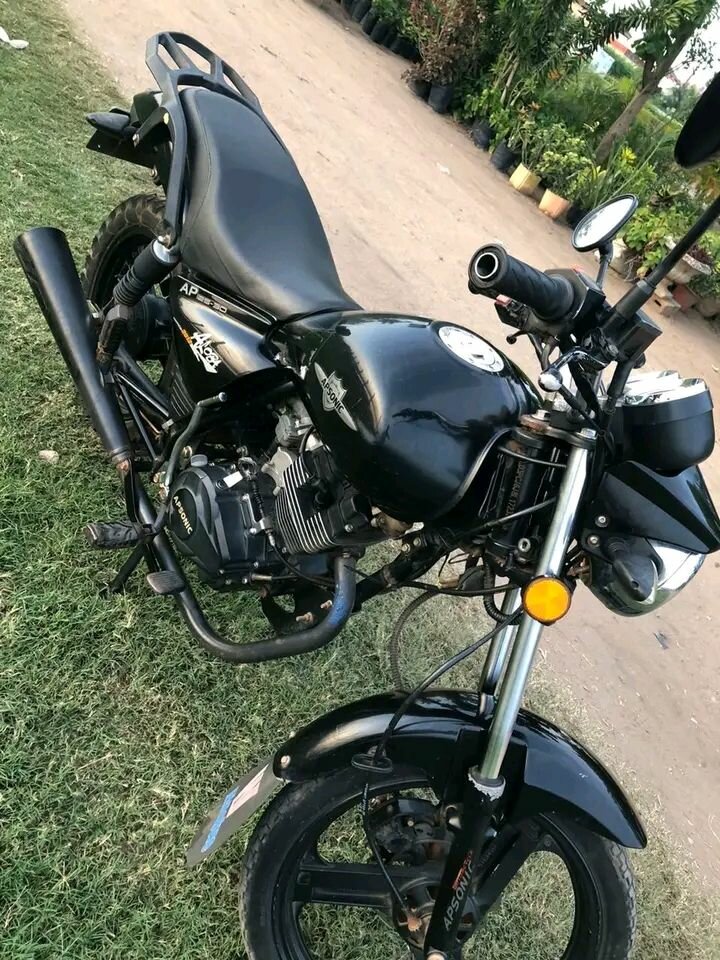 Moto sportive noire élégante