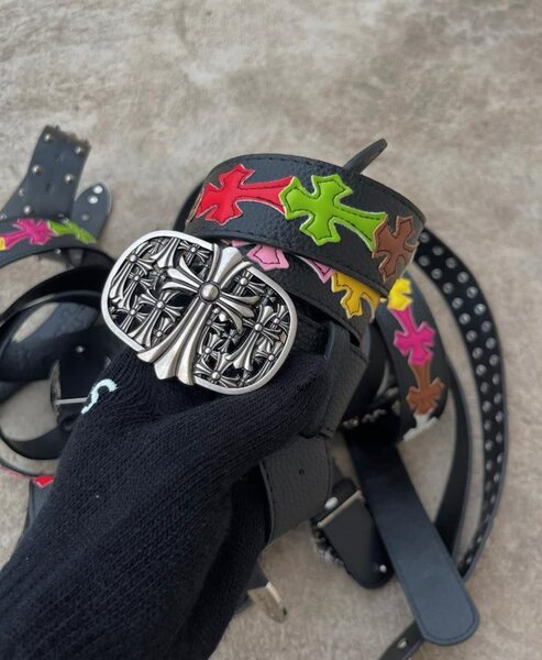 Ceinture en cuir avec croix colorées