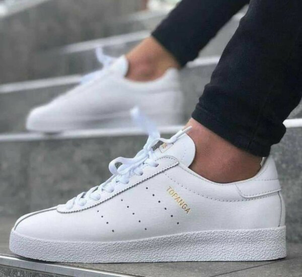 Baskets blanches minimalistes