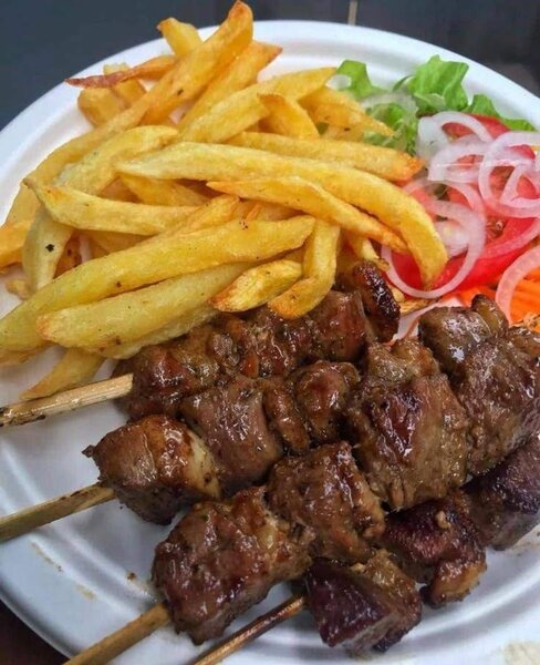 BROCHETTES BRAISÉES + FRITES