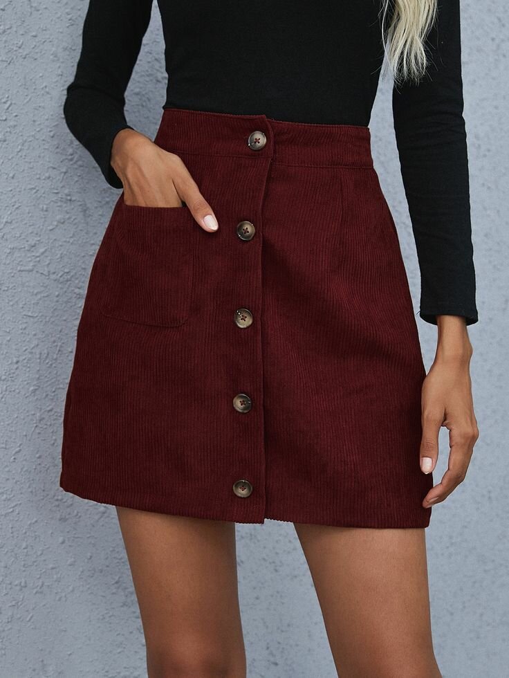 Top blanc et jupe bordeaux