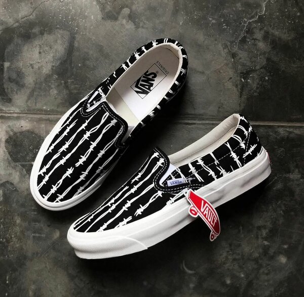 Baskets Slip-On à motif barbelé