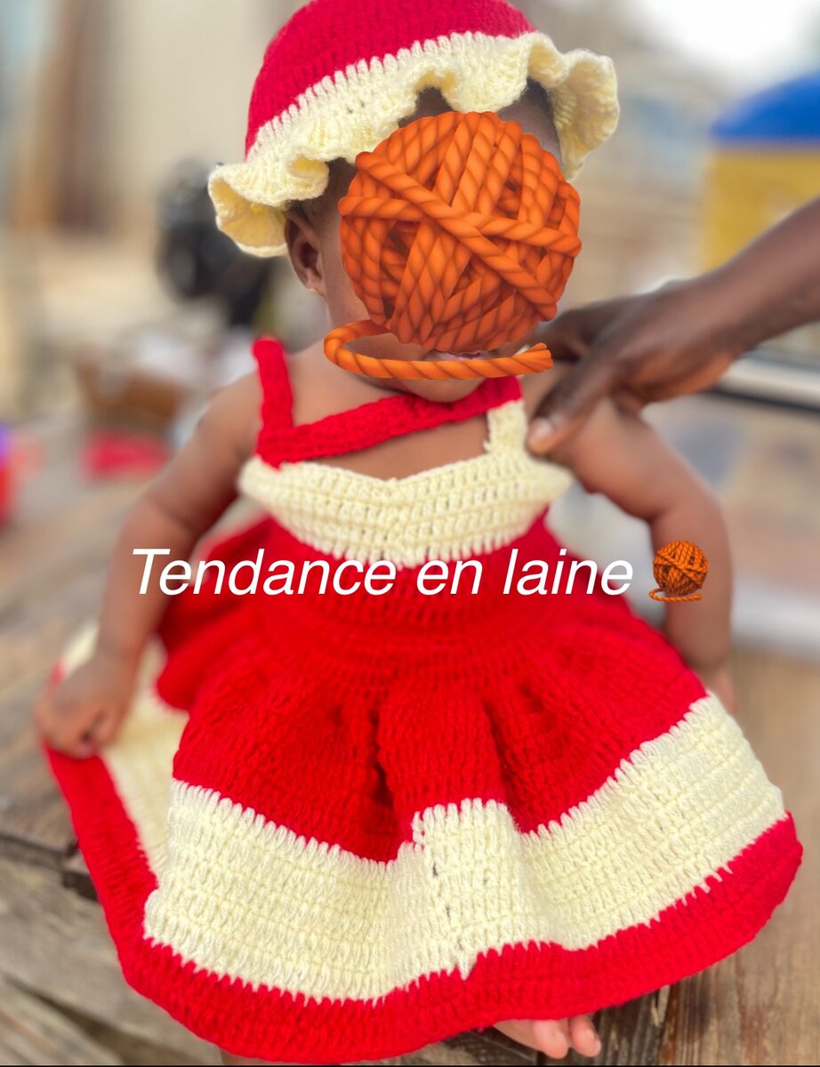 Robe Bébé en Laine Élégante