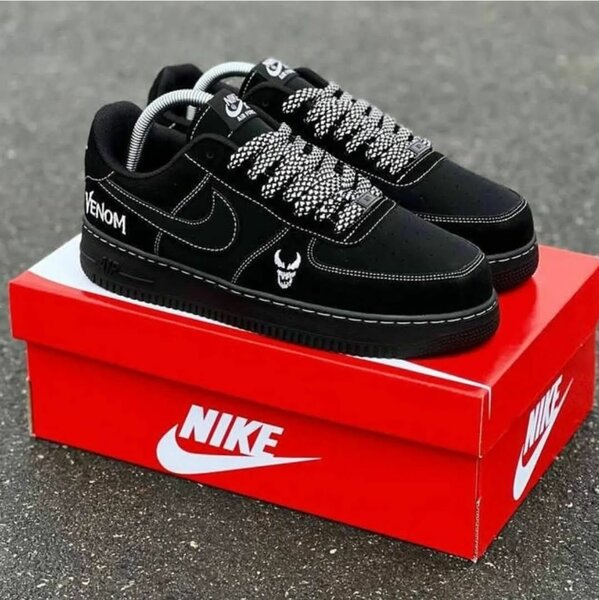 Baskets noires Venom Nike