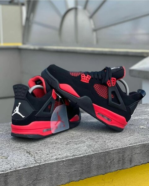 Air Jordan 4 Noires et Rouges