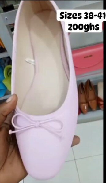 Light lilac ballet flats with a neat bow
