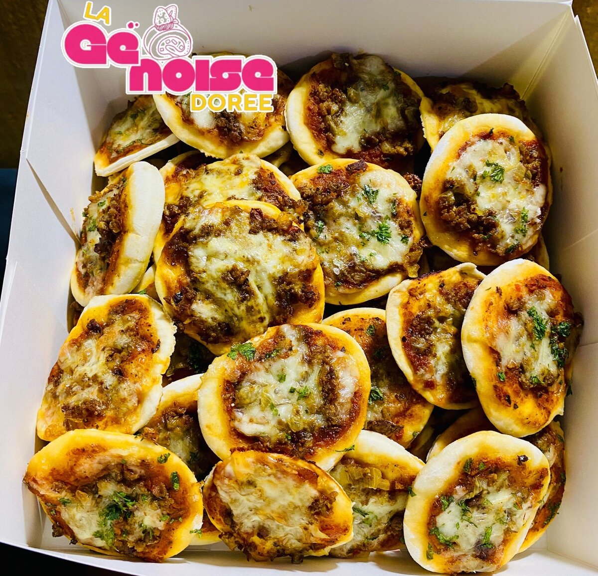 Mini pizzas savoureuses fraîches