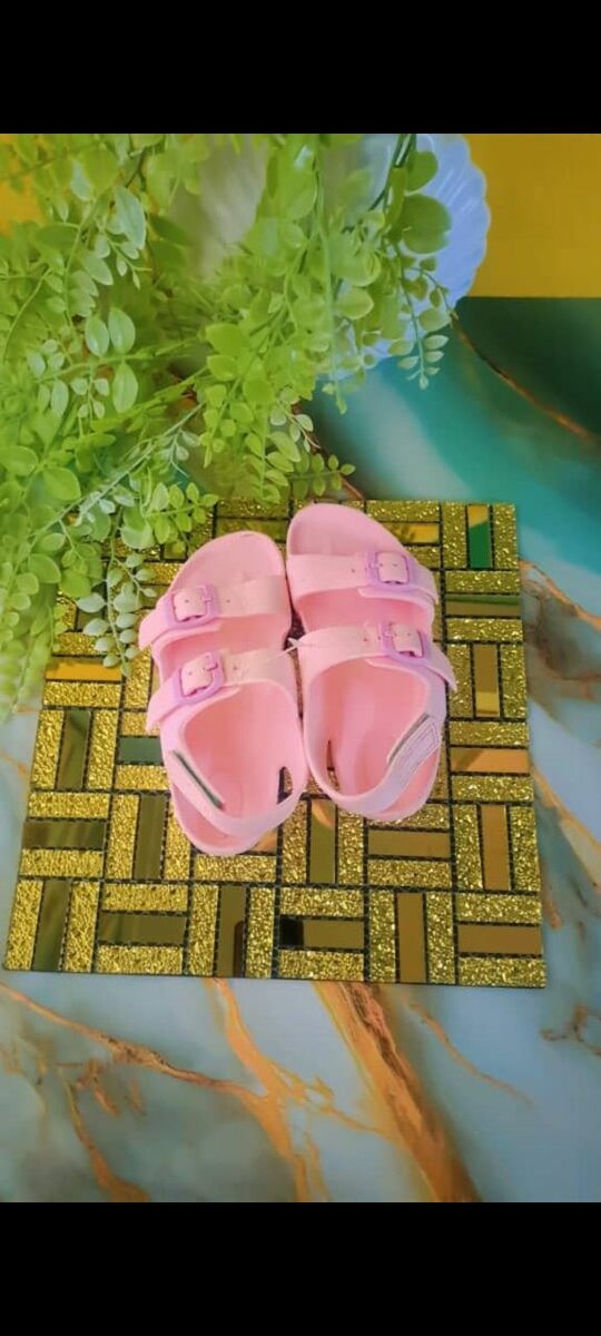 Sandales roses pour enfants
