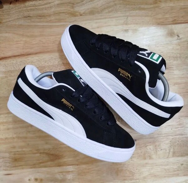 Chaussures Puma noires et blanches