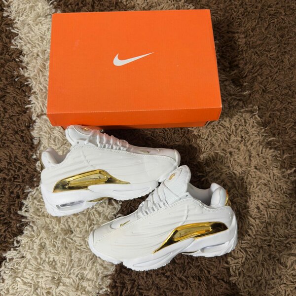 Chaussures Nike blanches dorées
