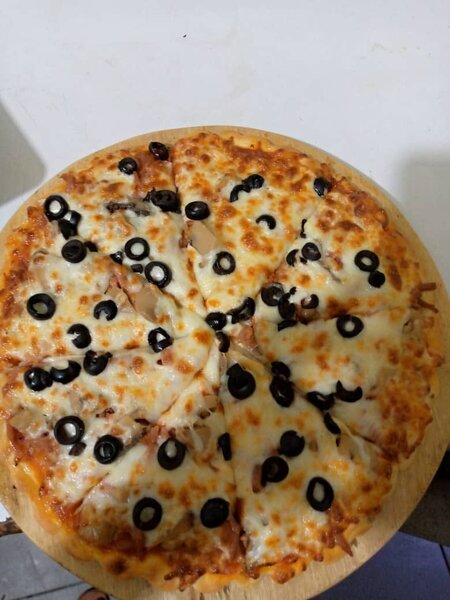Pizza aux olives noires
