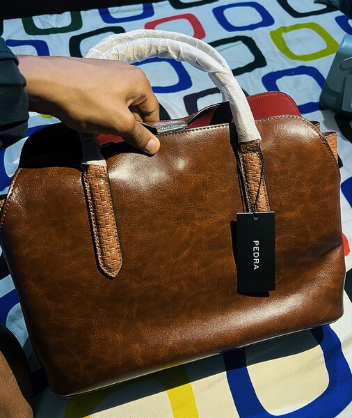 Sac à main en cuir brun élégant