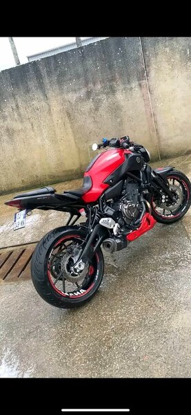 Moto sportive rouge puissante