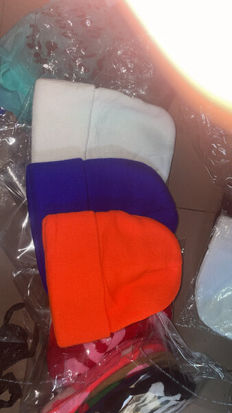 Bonnets colorés en tricot