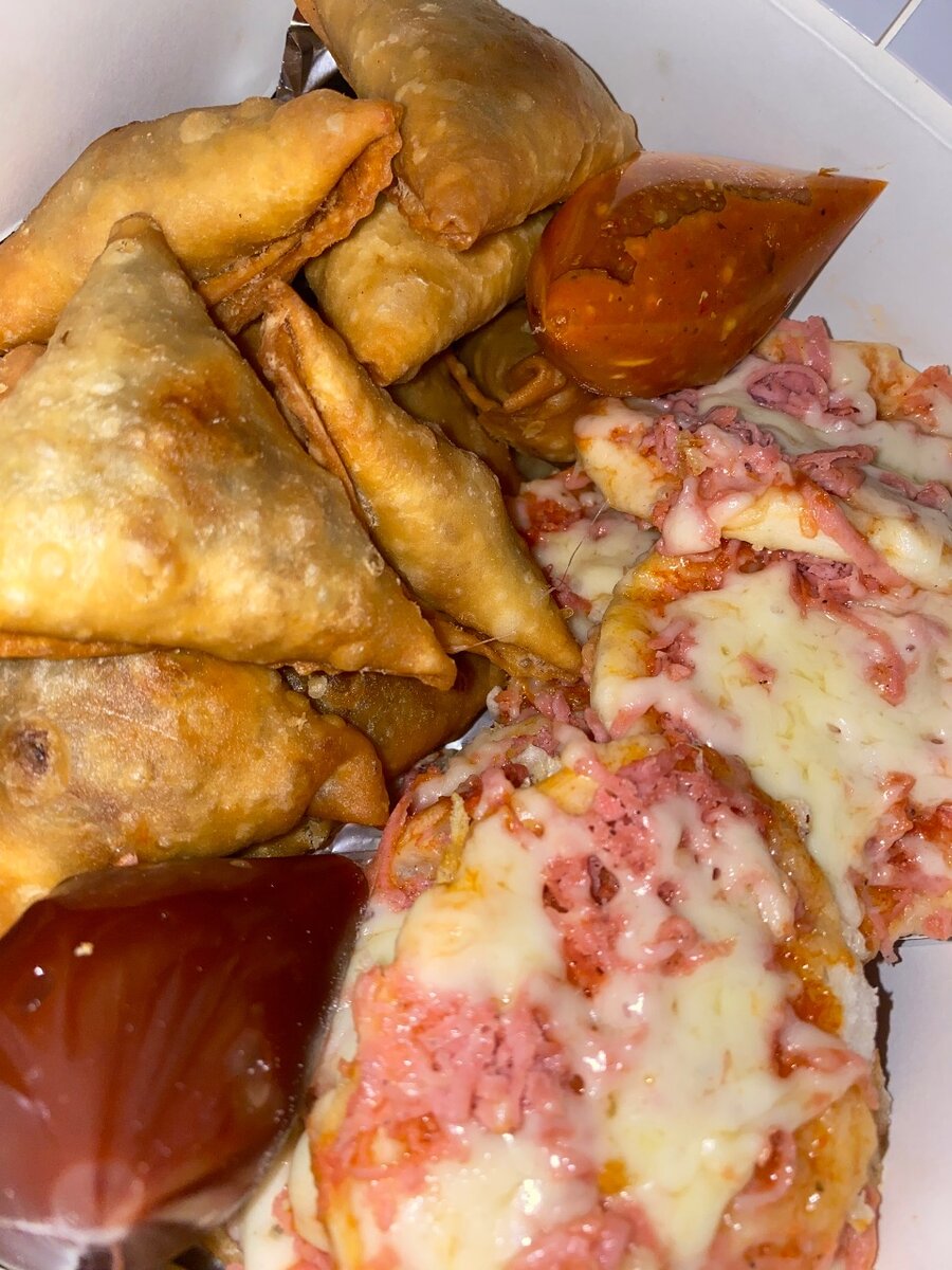 Melange de pizza et samoussa